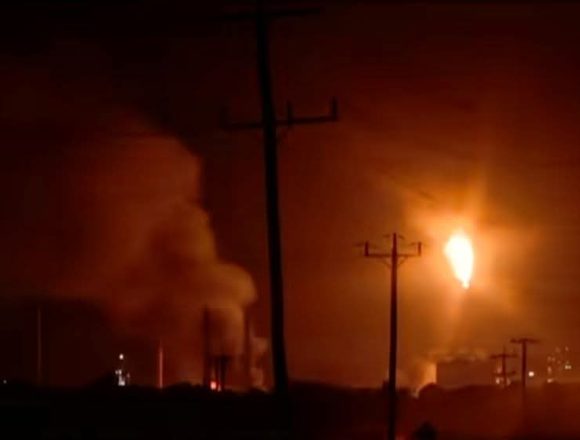 FB_IMG_1776338192506 অস্ট্রেলিয়ায় তেল শোধনাগারে ভয়াবহ বিস্ফোরণ ও অগ্নিকাণ্ড