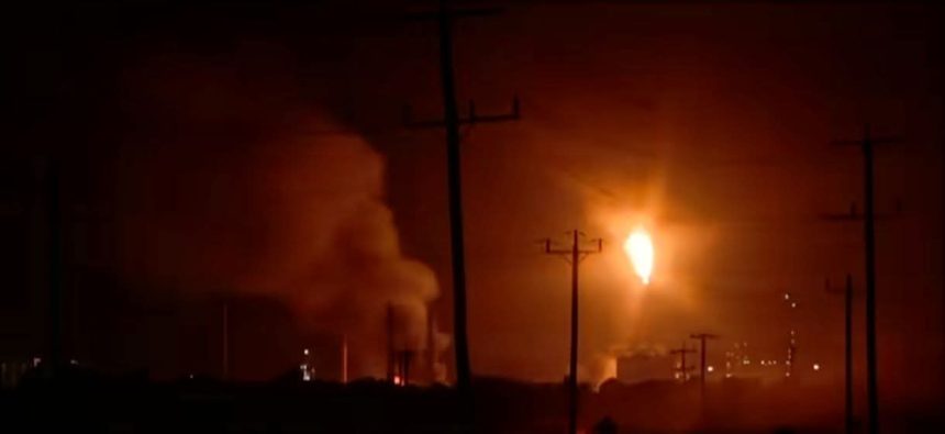 অস্ট্রেলিয়ায় তেল শোধনাগারে ভয়াবহ বিস্ফোরণ ও অগ্নিকাণ্ড