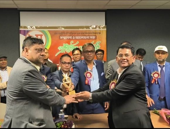 দেশ ছাড়িয়ে প্রবাসেও অনন্য মিল্টন সরকার, প্যারিসে পেলেন বিশেষ সম্মাননা