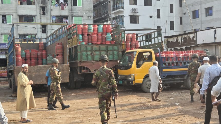 গাজীপুরে গ্যাস সিলিন্ডার মজুদ ও অতিরিক্ত দামে বিক্রি জরিমানা সাড়ে ৪ লাখ