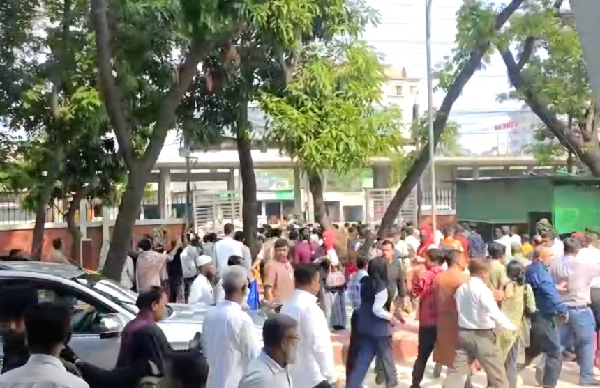 IMG-20260406-WA0023 অটোপাশের দাবিতে ফের হামলার শিকার জাতীয় বিশ্ববিদ্যালয়ের উপাচার্য