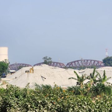 ভেড়ামারায় বালুর স্তূপে ঢাকা পড়েছে হার্ডিঞ্জ ব্রিজ ও লালন শাহ সেতু