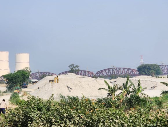 ভেড়ামারায় বালুর স্তূপে ঢাকা পড়েছে হার্ডিঞ্জ ব্রিজ ও লালন শাহ সেতু