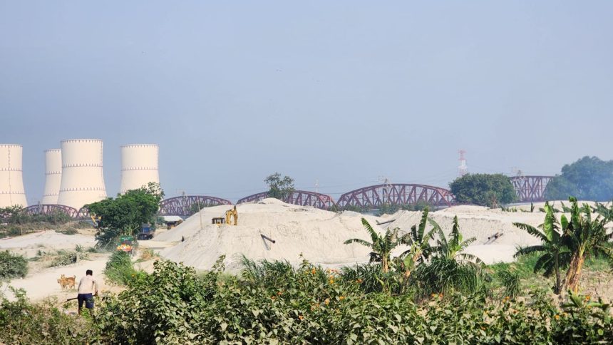 ভেড়ামারায় বালুর স্তূপে ঢাকা পড়েছে হার্ডিঞ্জ ব্রিজ ও লালন শাহ সেতু