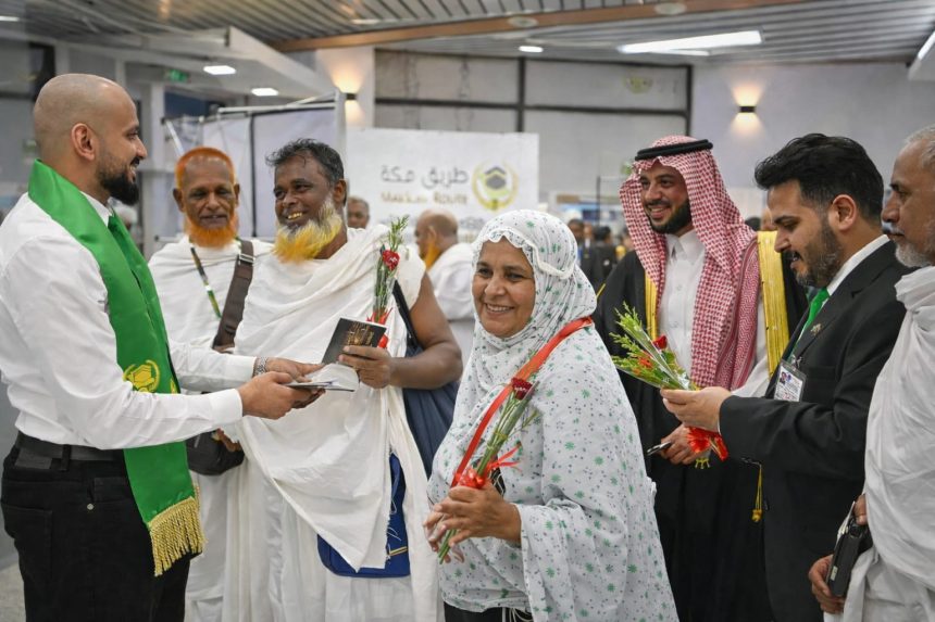 কিং আবদুল আজিজ বিমানবন্দরে প্রথম হজ ফ্লাইট: উষ্ণ অভ্যর্থনায় সিক্ত হজযাত্রীরা