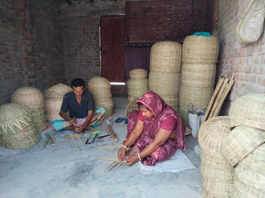 পরিবেশবান্ধব বাঁশের পণ্য তৈরি করে স্বাবলম্বী মিনতী