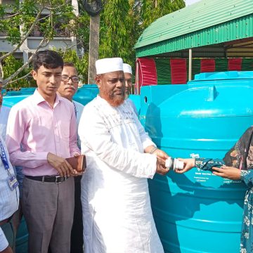 কয়রায় বৃষ্টির পানি সংরক্ষণাধারের সরঞ্জাম বিতরণ