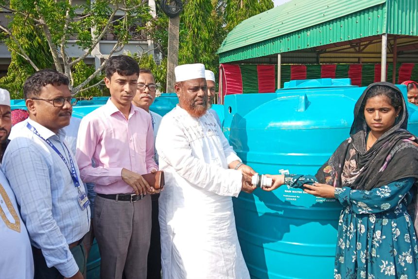 কয়রায় বৃষ্টির পানি সংরক্ষণাধারের সরঞ্জাম বিতরণ