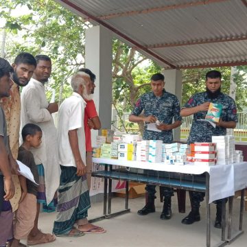 উপকূলীয় কয়রায় স্বাস্থ্যসেবা নিশ্চিতে নৌবাহিনীর বিনামূল্যে চিকিৎসা সেবা ও ওষুধ প্রদান