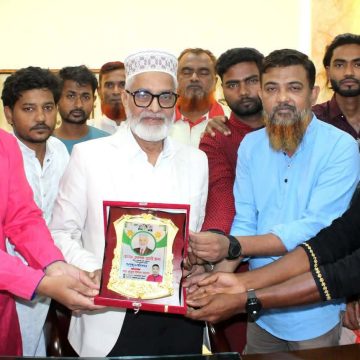 জেলা তাঁতী দলের পক্ষ থেকে জেলা পরিষদের প্রশাসককে ক্রেস্ট প্রদান