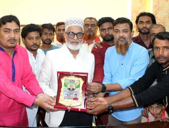 জেলা তাঁতী দলের পক্ষ থেকে জেলা পরিষদের প্রশাসককে ক্রেস্ট প্রদান