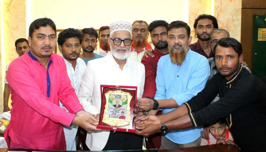 জেলা তাঁতী দলের পক্ষ থেকে জেলা পরিষদের প্রশাসককে ক্রেস্ট প্রদান