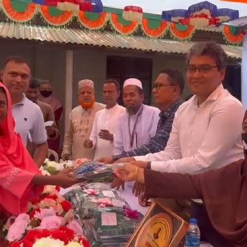 গাড়ারণ সাগরিকা বালিকা দাখিল মাদ্রাসার দরিদ্র শিক্ষার্থীদের মধ্যে ইউনিফর্ম বিতরন