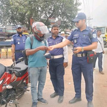 রংপুরের পাগলাপীর সড়কে শৃঙ্খলা ফেরাতে কঠোর অবস্থানে ট্রাফিক পুলিশের বিশেষ অভিযান