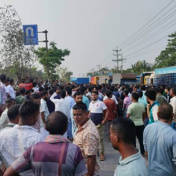 গাজীপুরের শ্রীপুরে ময়মনসিংহ মহাসড়ক অবরোধ করে বিক্ষোভ করছেন ট্রাক ও কাভার্ড ভ্যানের চালক-হেলপার