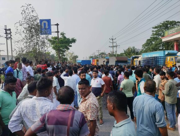 গাজীপুরের শ্রীপুরে ময়মনসিংহ মহাসড়ক অবরোধ করে বিক্ষোভ করছেন ট্রাক ও কাভার্ড ভ্যানের চালক-হেলপার