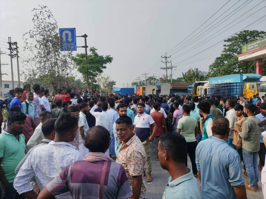 গাজীপুরের শ্রীপুরে ময়মনসিংহ মহাসড়ক অবরোধ করে বিক্ষোভ করছেন ট্রাক ও কাভার্ড ভ্যানের চালক-হেলপার