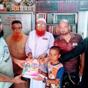 বই বিতরণে মানবিকতার উজ্জ্বল দৃষ্টান্ত   স্থাপন করেছে আদর্শ লাইব্রেরি