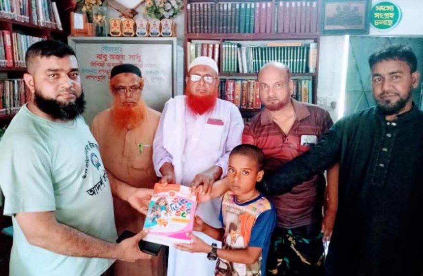 বই বিতরণে মানবিকতার উজ্জ্বল দৃষ্টান্ত   স্থাপন করেছে আদর্শ লাইব্রেরি