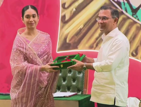 Screenshot_20260416-201632_Facebook খালেদা জিয়ার পক্ষে ‘স্বাধীনতা পুরস্কার ২০২৬’ গ্রহণ করলেন নাতনি জাইমা রহমান