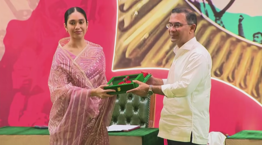 খালেদা জিয়ার পক্ষে ‘স্বাধীনতা পুরস্কার ২০২৬’ গ্রহণ করলেন নাতনি জাইমা রহমান