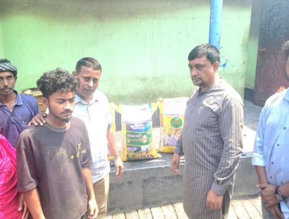 কুষ্টিয়ার ভেড়ামারায় অগ্নিকাণ্ডে ক্ষতিগ্রস্ত পরিবারের পাশে ‘আদর্শ গ্রাম বাংলা বিশ্ব সংস্থা’