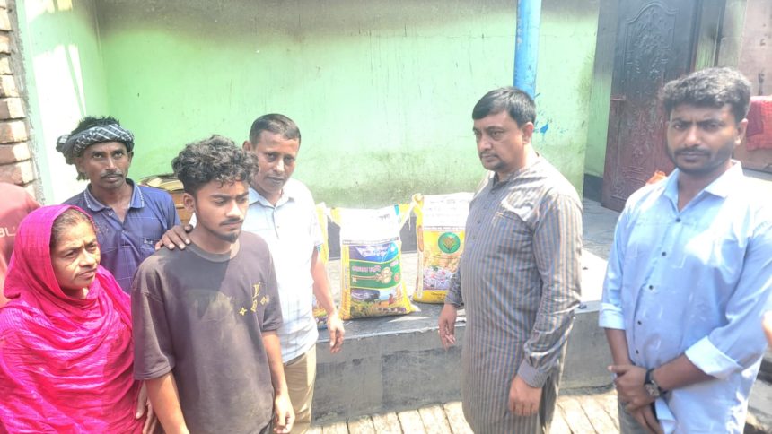 কুষ্টিয়ার ভেড়ামারায় অগ্নিকাণ্ডে ক্ষতিগ্রস্ত পরিবারের পাশে ‘আদর্শ গ্রাম বাংলা বিশ্ব সংস্থা’