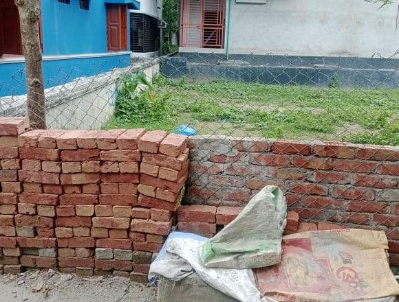 1000059804 পৌরসভার পাকা রাস্তা অবরুদ্ধ!ভেড়ামারায় ৩০ বছরের চলাচলের পথ বন্ধের মুখে, ভোগান্তিতে এলাকাবাসী