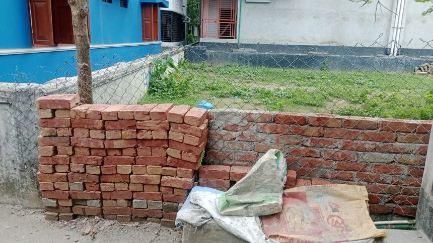 পৌরসভার পাকা রাস্তা অবরুদ্ধ!ভেড়ামারায় ৩০ বছরের চলাচলের পথ বন্ধের মুখে, ভোগান্তিতে এলাকাবাসী