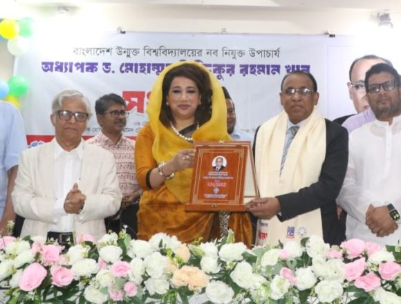 বাউবির উপাচার্যকে ঢাবি প্রাক্তন ছাত্র সমিতির সংবর্ধনা