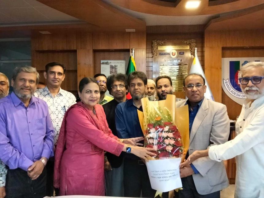 পাবনা বিজ্ঞান ও প্রযুক্তি বিশ্ববিদ্যালয়ের উপাচার্য হিসেবে নিয়োগ পাওয়ায় অধ্যাপক ড.শামীম-কে বাউবি পরিবারের শুভেচ্ছা ও অভিনন্দন