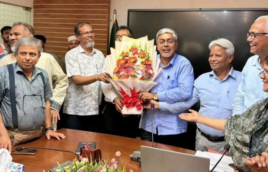 ফুলেল সংবর্ধনায় অভিষিক্ত ডুয়েট উপাচার্য অধ্যাপক ড. মোহাম্মদ ইকবাল