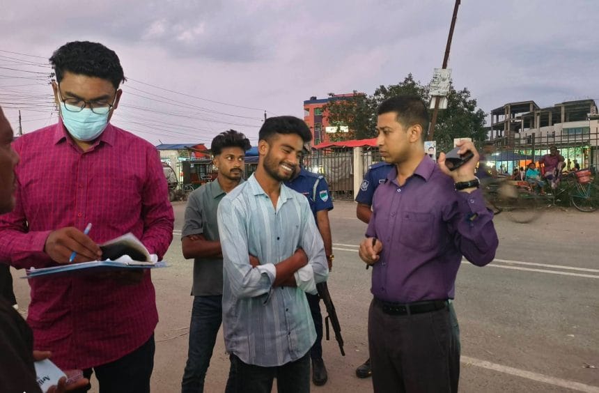 হেলমেট ও লাইসেন্স না থাকায় ভেড়ামারায় ৫ মোটরসাইকেল আরোহীকে জরিমানা