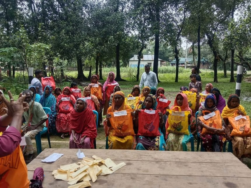 শ্রীপুরে কলিম সুপার মার্কেট নামে একটি মেসেঞ্জার গ্রুপের সদস্যরা ৩০টি হতদরিদ্র পরিবারের মাঝে ঈদ সামগ্রী বিতরণ