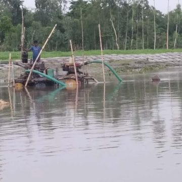 তিস্তার তীর সংরক্ষণ কাজের আড়ালে অবৈধ বালু বাণিজ্য: রাজারহাটে পুকুর ভরাট ও স্কুল মাঠ ভরাটের হিড়িক-