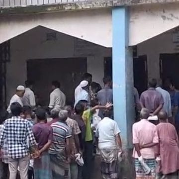 উলিপুরে বজরা ইউপি’তে চাল লুটপাটের অভিযোগ, ট্যাগ অফিসার ও প্যানেল চেয়ারম্যানকে ঘিরে উত্তেজনা-