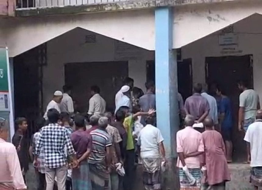 উলিপুরে বজরা ইউপি’তে চাল লুটপাটের অভিযোগ, ট্যাগ অফিসার ও প্যানেল চেয়ারম্যানকে ঘিরে উত্তেজনা-
