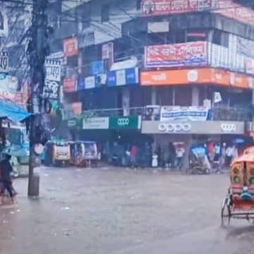শ্রীপুরে মাওনা চৌরাস্তায় বৃষ্টিতে জলাবদ্ধতা, দুর্ভোগে জনজীবন