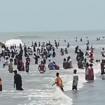 হাজারো পর্যটকের পদচারণায় মুখরিত কুয়াকাটা সমুদ্রসৈকত, বিরাজ করছে উৎসবের আমেজ