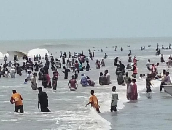 হাজারো পর্যটকের পদচারণায় মুখরিত কুয়াকাটা সমুদ্রসৈকত, বিরাজ করছে উৎসবের আমেজ