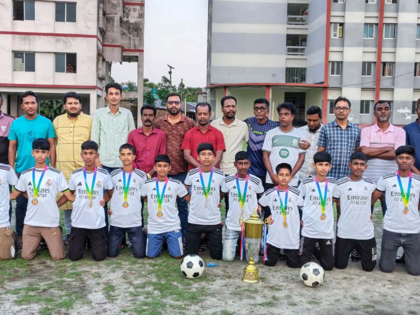 নতুন কুঁড়ি স্পোর্টস জেলা চ্যাম্পিয় দলকে উপহার সামগ্রী দিলেন বিএনপি নেতা এম এ হাসান