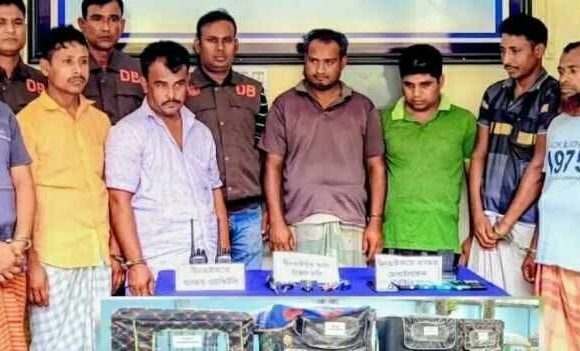 বগুড়ায় ছিনতাই হওয়া হারাগাছ থানার অর্ন্তগত বানুপাড়া এলাকায় ৪ অটোরিক্সা উদ্ধার আটক ৭