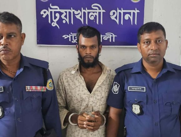 পটুয়াখালীতে অভিনব কায়দায় জুয়েলারি দোকানে চুরির মূল হোতাসহ গ্রেফতার ২, উদ্ধার স্বর্ণ-রুপার অলংকার