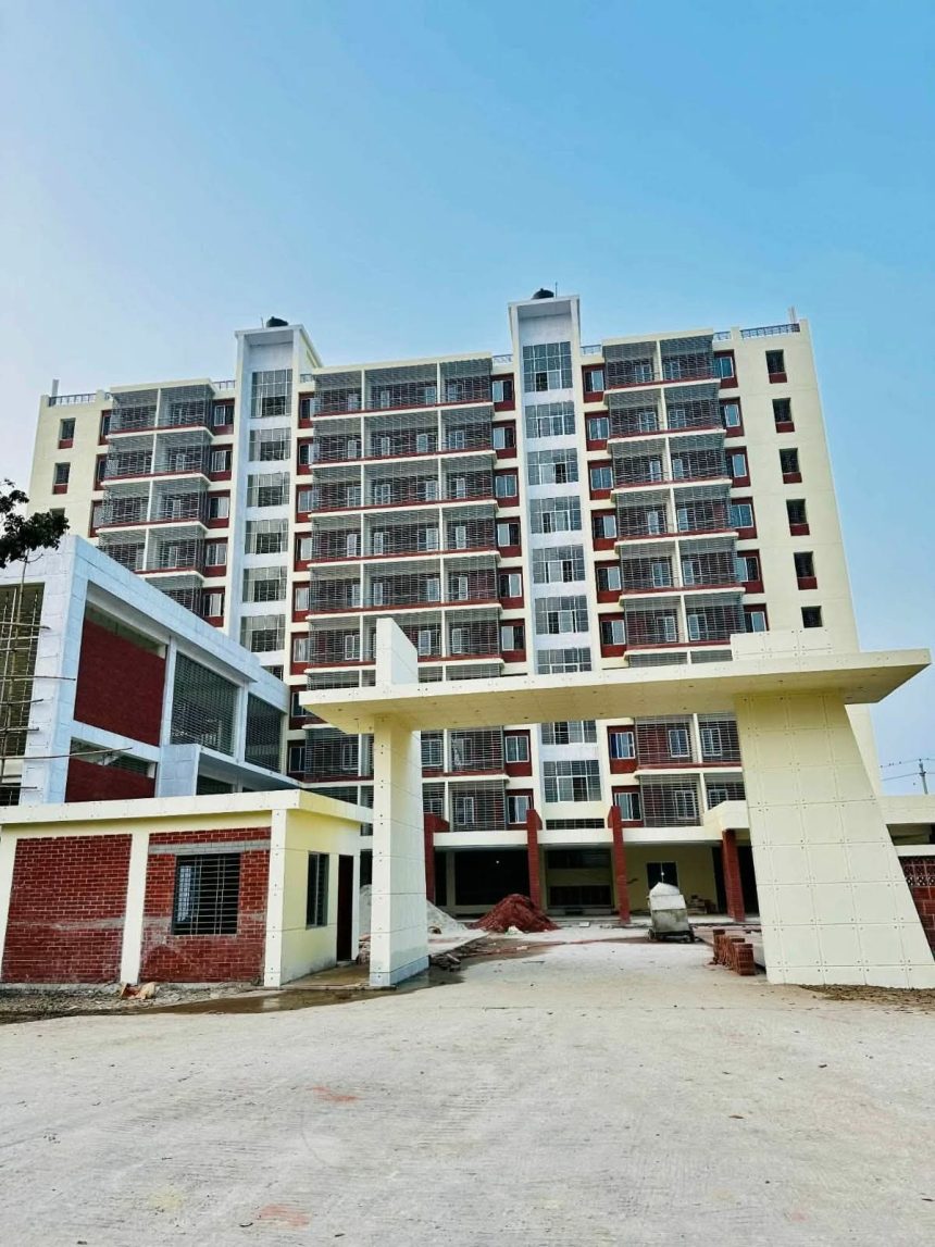 রুয়েটে ছাত্রহল-১ কাজের ধীরগতি ক্ষুব্ধ শিক্ষার্থীরা
