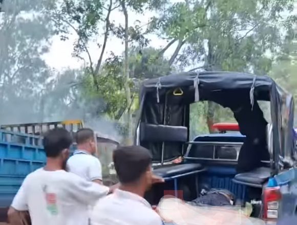 গাজীপুরের কালিয়াকৈর উপজেলায় গরুচোর সন্দেহে আটক,গণপিটুনিতে তিনজন নিহত, ট্রাকে আগুন