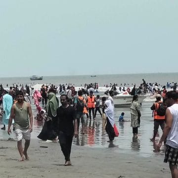 পবিত্র ঈদুল আজহার চতুর্থ দিনেও কুয়াকাটায় পর্যটকের ঢল, প্রকৃতির অপার সৌন্দর্যে মুগ্ধ দর্শনার্থীরা
