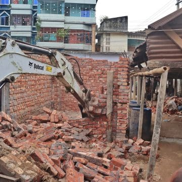 বগুড়ার শেরপুরে বারোদুয়ারি হাটে সরকারি জায়গার  অবৈধ দোকানঘর  উচ্ছেদ করলো পৌর প্রশাসন