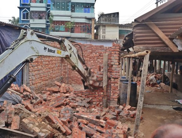 বগুড়ার শেরপুরে বারোদুয়ারি হাটে সরকারি জায়গার  অবৈধ দোকানঘর  উচ্ছেদ করলো পৌর প্রশাসন