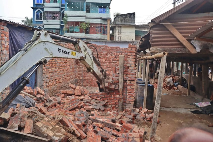 বগুড়ার শেরপুরে বারোদুয়ারি হাটে সরকারি জায়গার  অবৈধ দোকানঘর  উচ্ছেদ করলো পৌর প্রশাসন