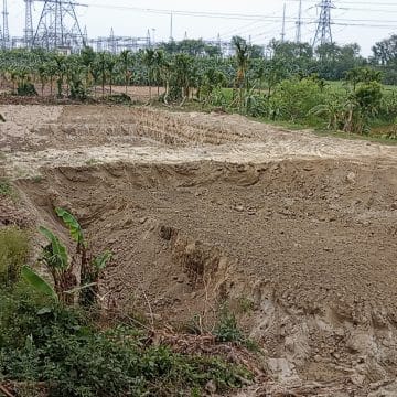 ‎বিদ্যুৎ সঞ্চালন কেন্দ্রের পাশে মগের মুল্লুক: ভেড়ামারায় রাতে চলছে সরকারি জমি কেটে মাটি বিক্রি